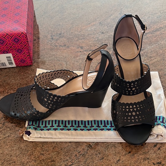 Tory Burch Gladiator 85mm Wedge Heel Perforated Antanado Leather - Picture 4 of 8